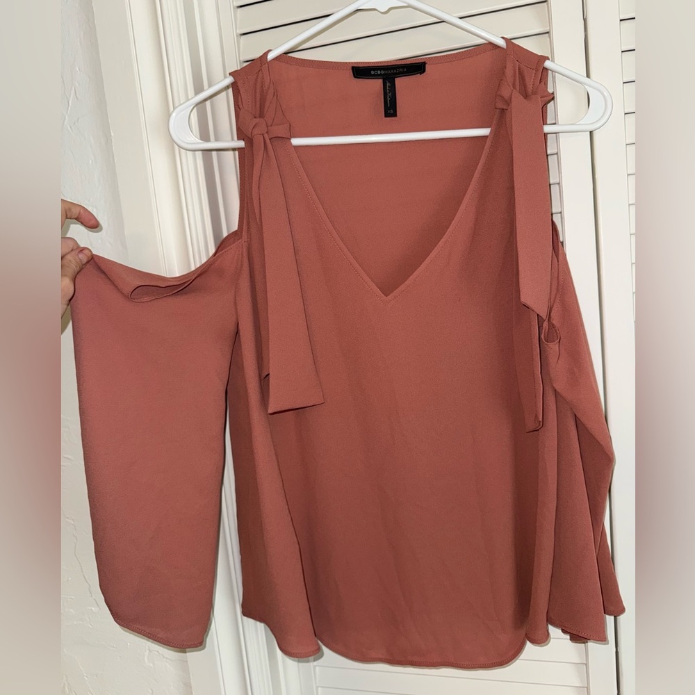 BCBGMAXAZRIA women's Rust Cold Shoulder Blouse